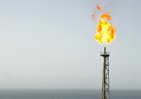 Oil Declines as Stocks Climb on Iran Accord; Yen Weakens